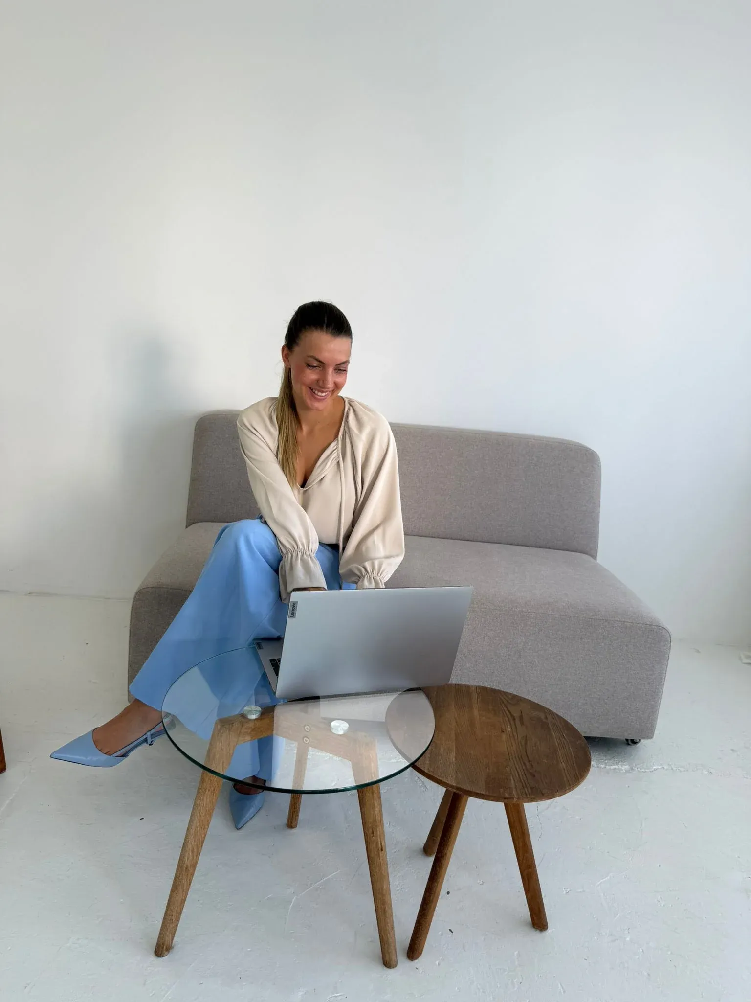 Michelle Ajouri im Beratungsgespräch, helle Studioatmosphäre